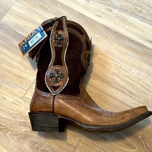 New with tag ariat handcrafted leather soul boots with metal crosses size 7